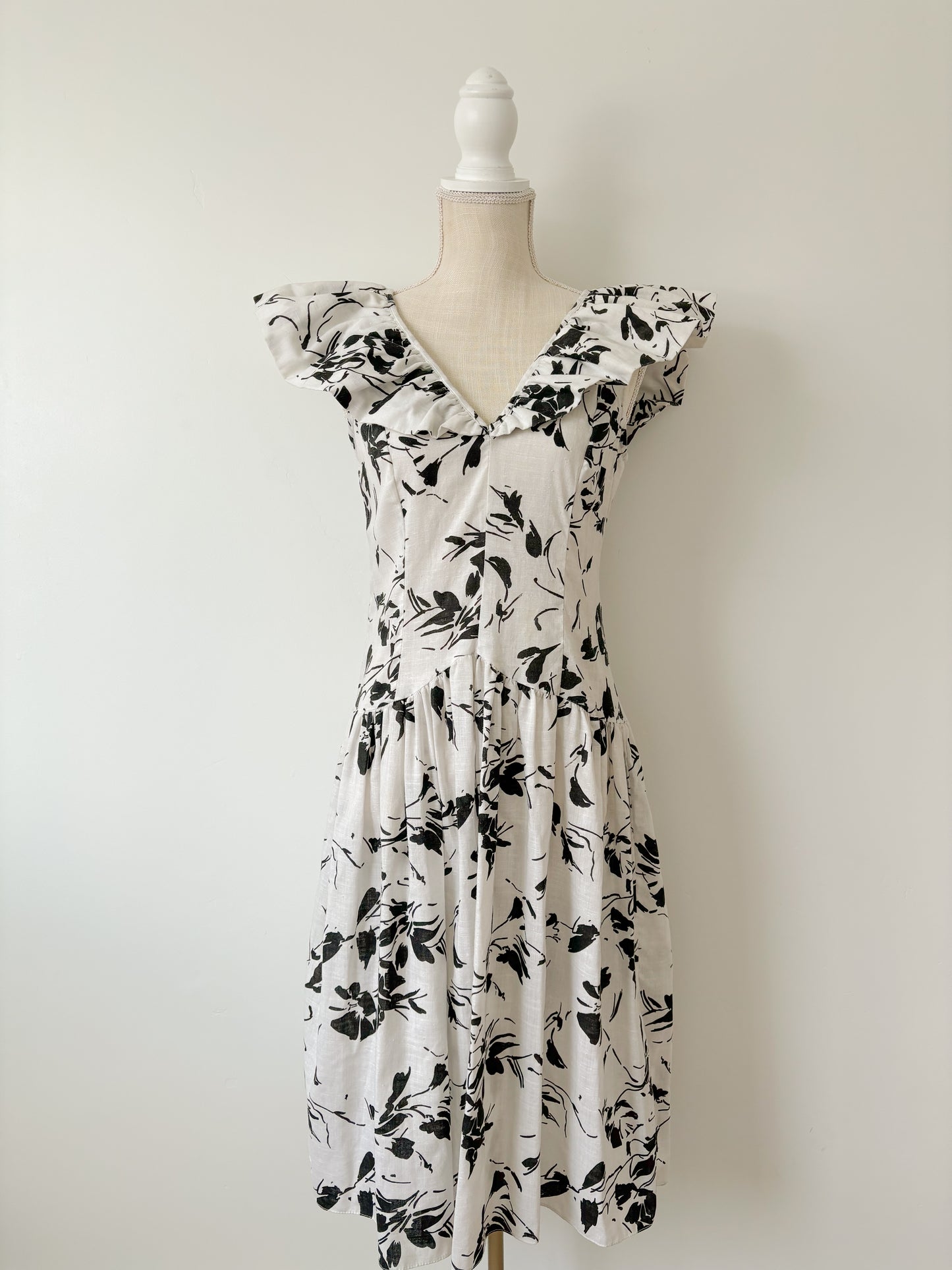 Black and white ruffle collar dress-M