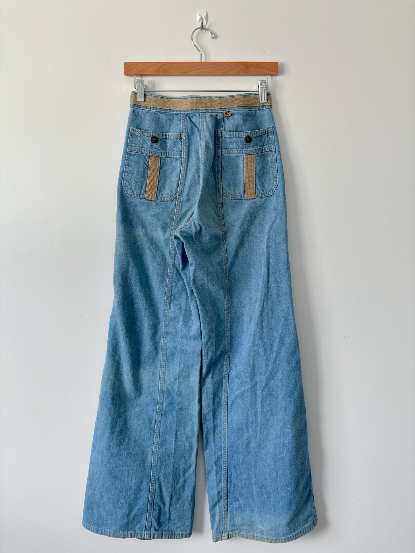 Wide leg brown trim Levi’s-S