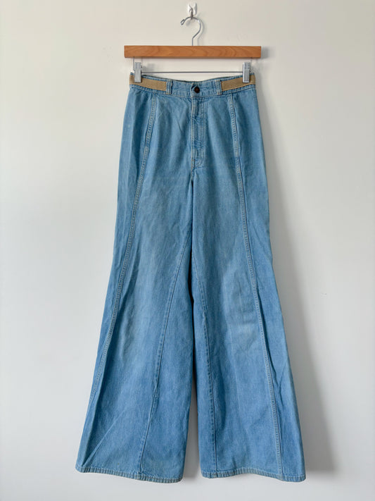 Wide leg brown trim Levi’s-S